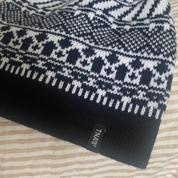 Aritzia TNA Slouchy Black and White Print Toque Beanie Hat Winter Women’s - Picture 3 of 3